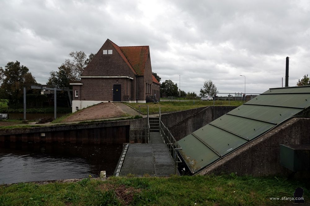 op de voorgrond gemaal Galgenrak (1979), op de achtergrond gemaal Streukelerzijl (1925)