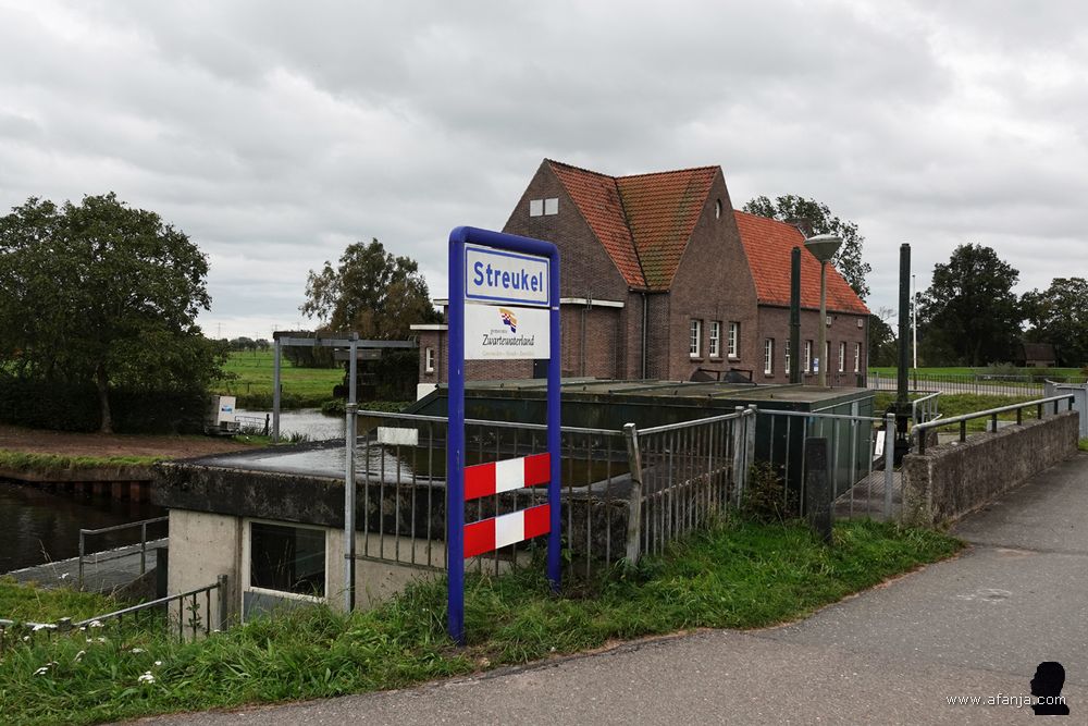 linksvoor gemaal Galgenrak, midden-achter gemaal Streukelerzijl