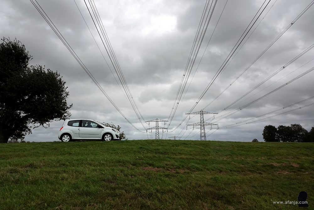 Jetske zit in de auto op de kruin van de Gennerdijk