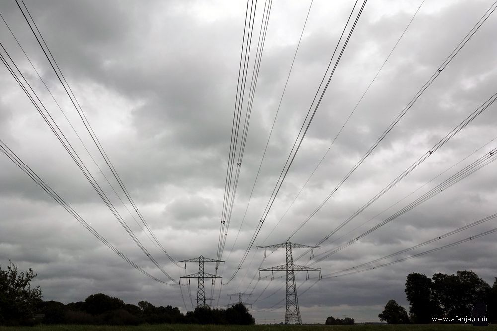 de wolken boven de hoogspanningsmasten worden steeds donkerder
