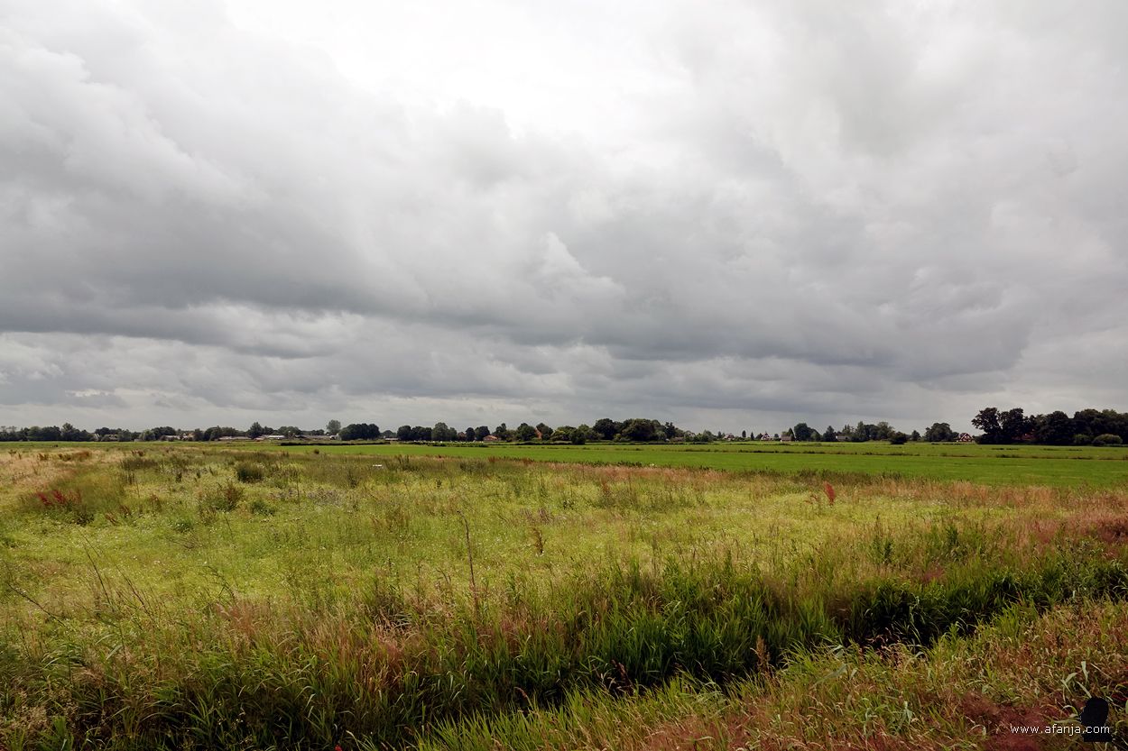 donkere wolken boven het vlakke land
