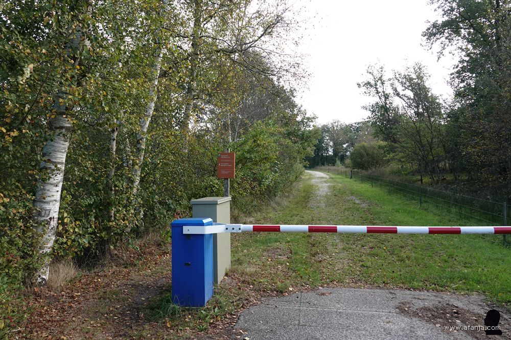 een slagboom verhindert autoverkeer in het gebied