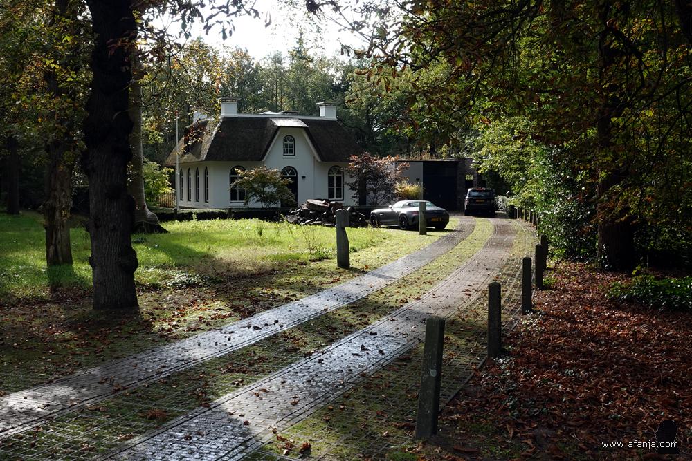 een aardig optrekje met oprijlaan en dure auto