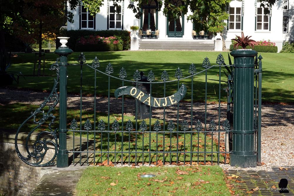 hekwerk links van de ingang met de letters 'oranje'