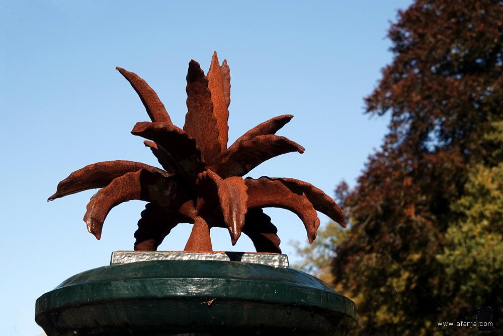 lelie-ornament op de toegangspoort