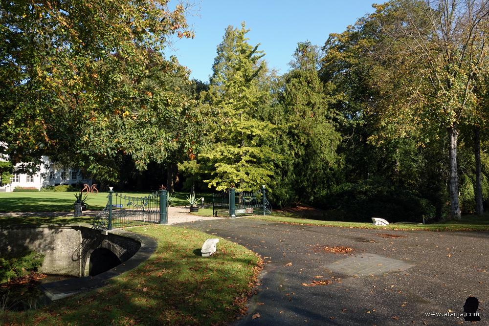 we naderen de toegang van Landgoed Oranjewoud