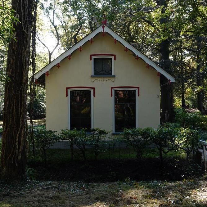 een klein huisje in het bos aan de Marijkemuoiwei