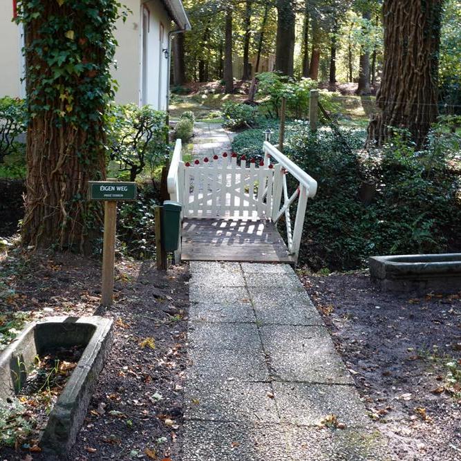 een klein huisje, maar wel met een EIGEN WEG