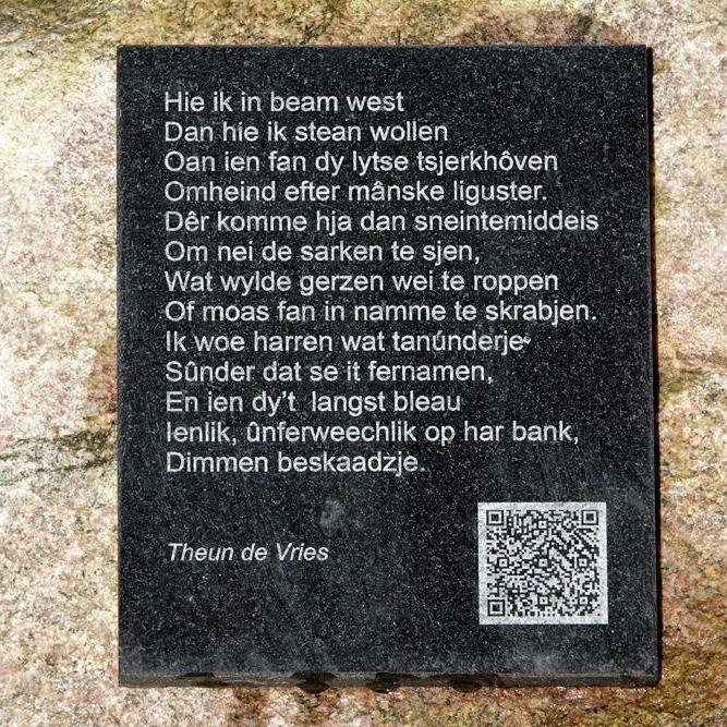 een tegel met een gedicht van Theun de Vries