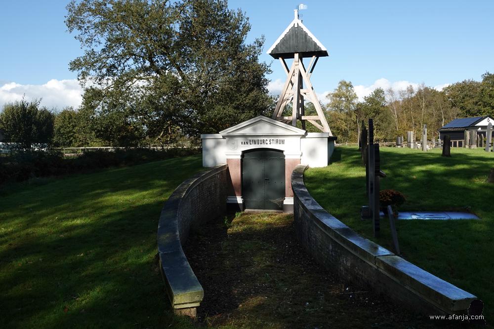 grafkelder familie Van Limburg Stirum met daarachter een klokkenstoel