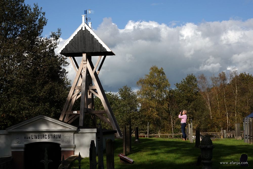 Jetske maakt een foto van de klokkenstoel van Brongergea