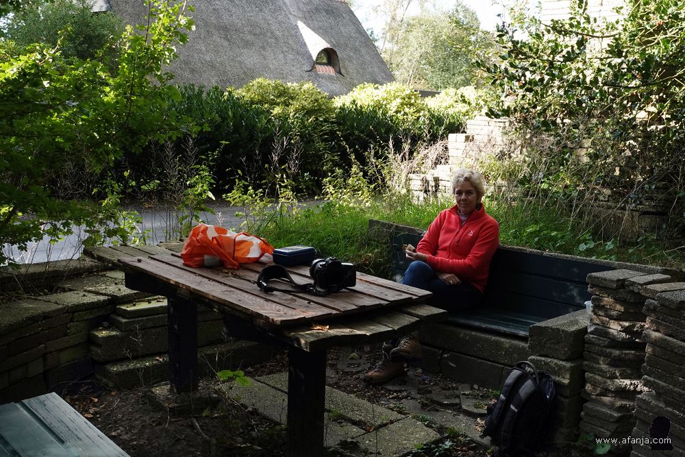 fotomaatje Jetske in de zithoek van de Ecokathedraal bij Mildam
