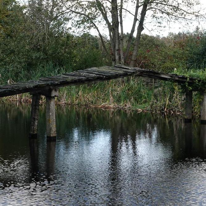 een woonboerderij met een gammel bruggetje over het Stroomkanaal bij Gersloot