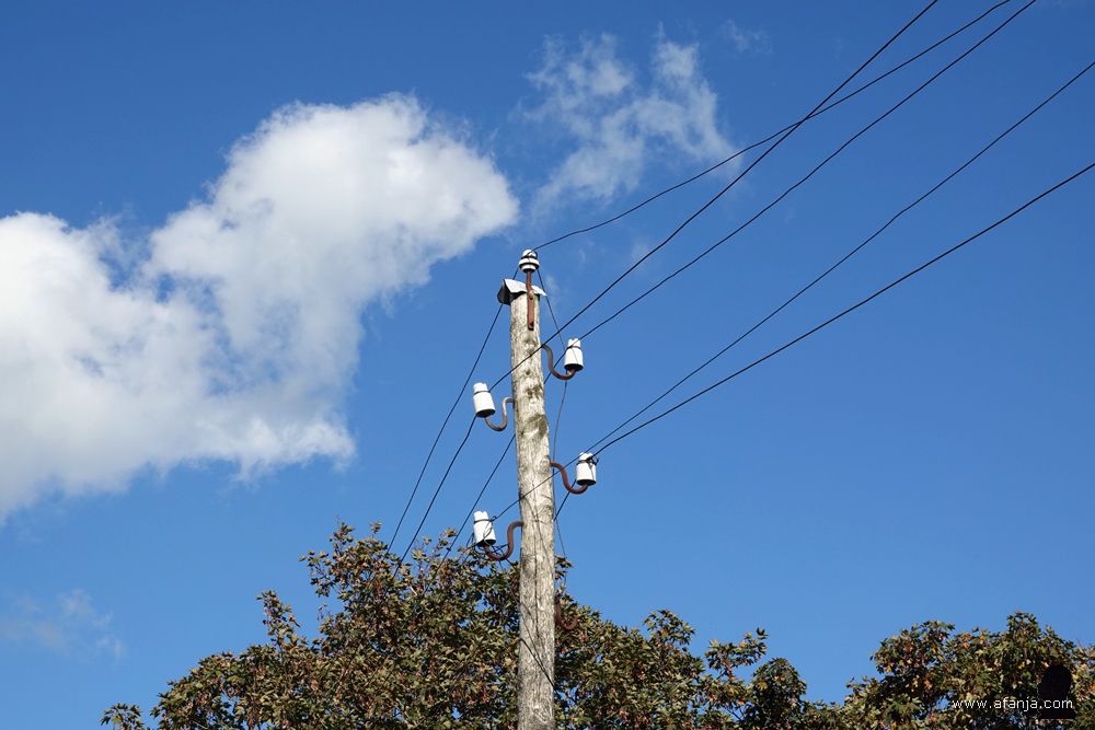 een paal met porseleinen potjes