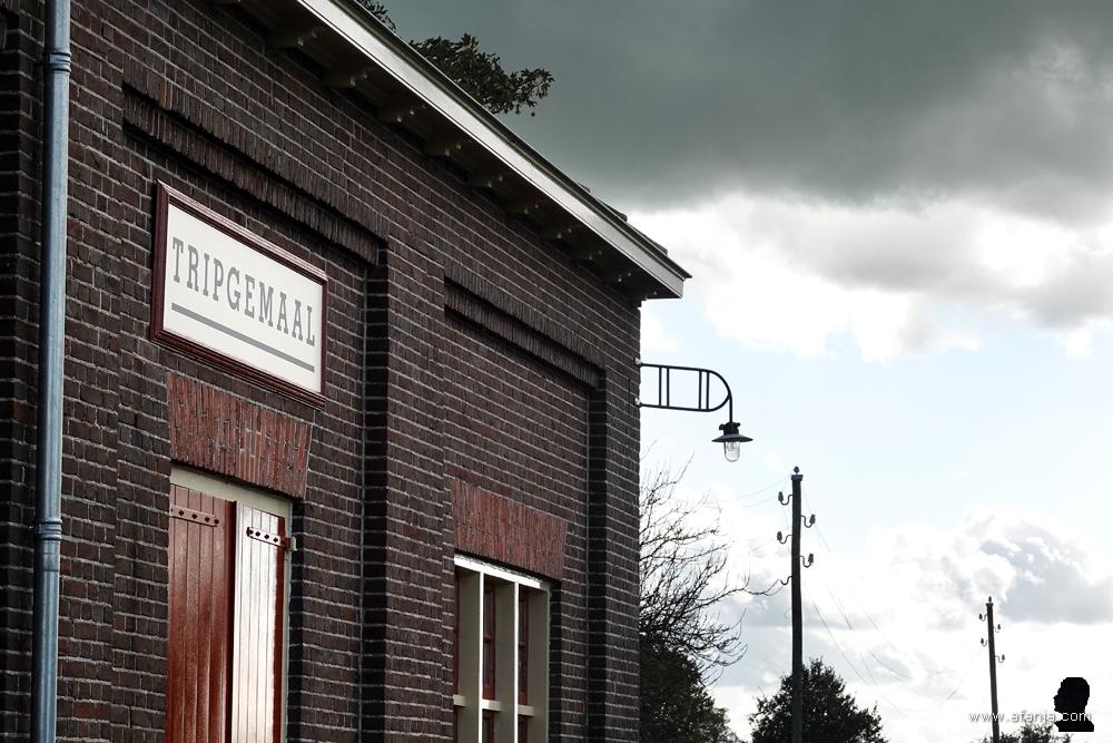 het Tripgemaal en een paar van de oude elektriciteitspalen met porseleinen potjes