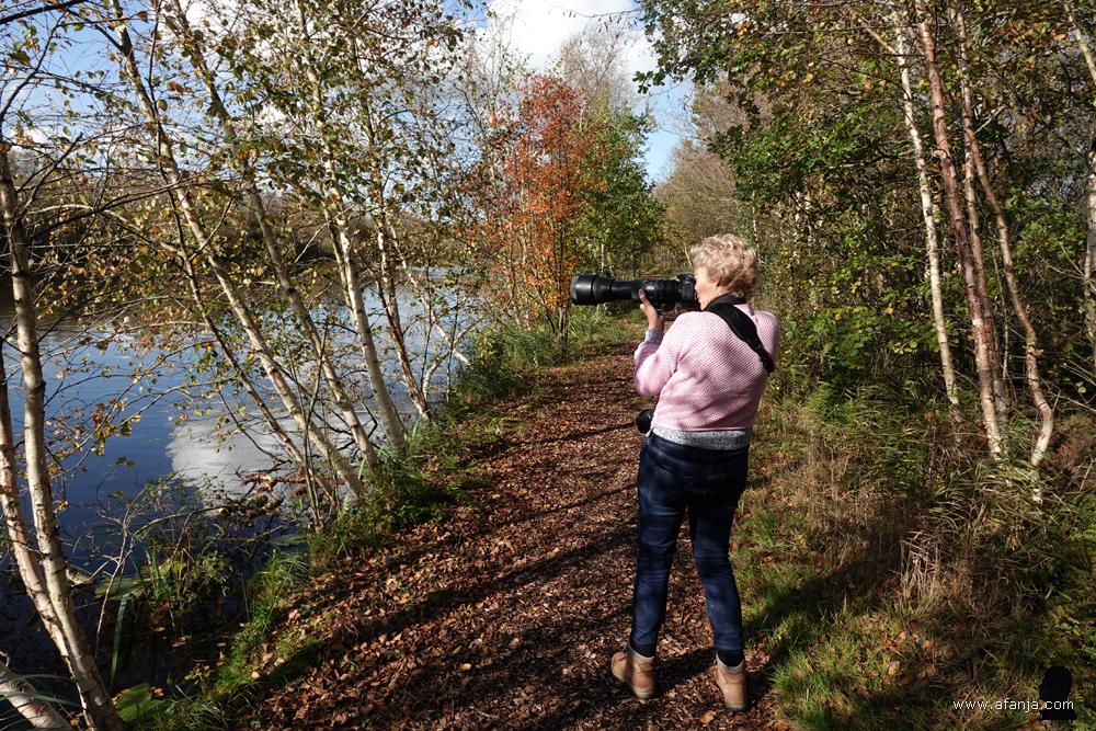fotomaatje Jetske fotografeert een zwaan aan de overkant van het water