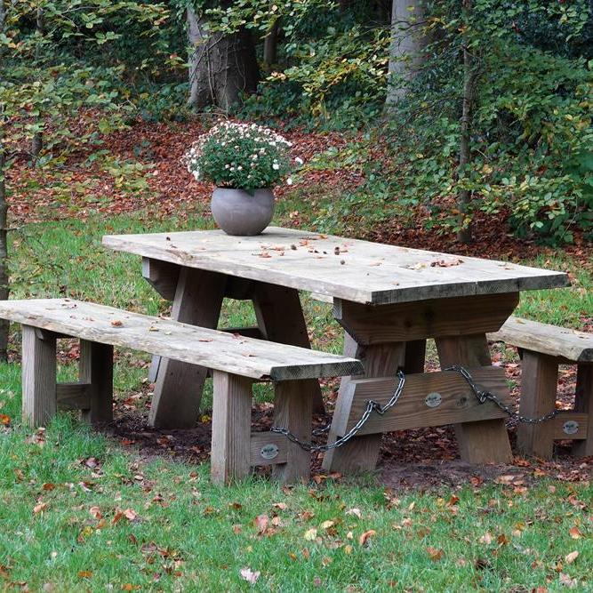 picknicktafel waar de bankjes met een ketting aan de tafel verbonden zijn