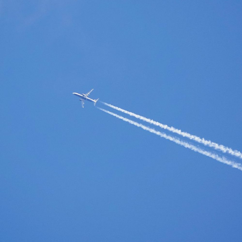 een straalvliegtuig laat zijn sporen achter