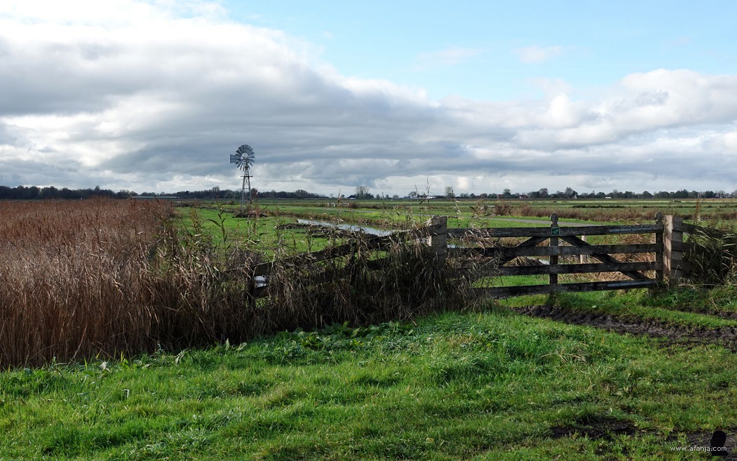 windmotor achter een hek