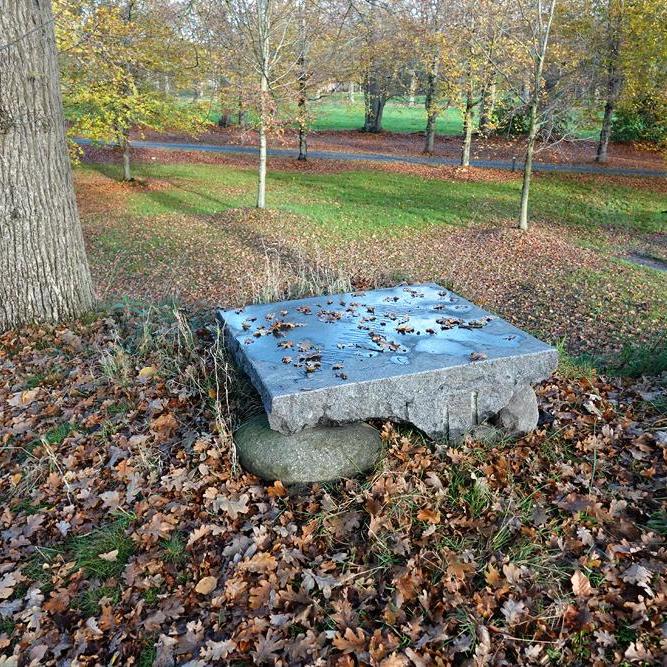 het kunstwerk ‘Wanneer de maan het landschap verandert, huilen de wolven’ van beeldhouwer Anne Woudwijk