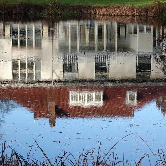 weerspiegeling van Huize Olterterp in de vijver voor het huis