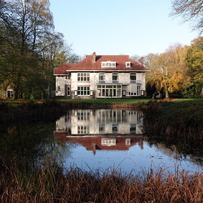 Huize Olterterp met zijn weerspiegeling