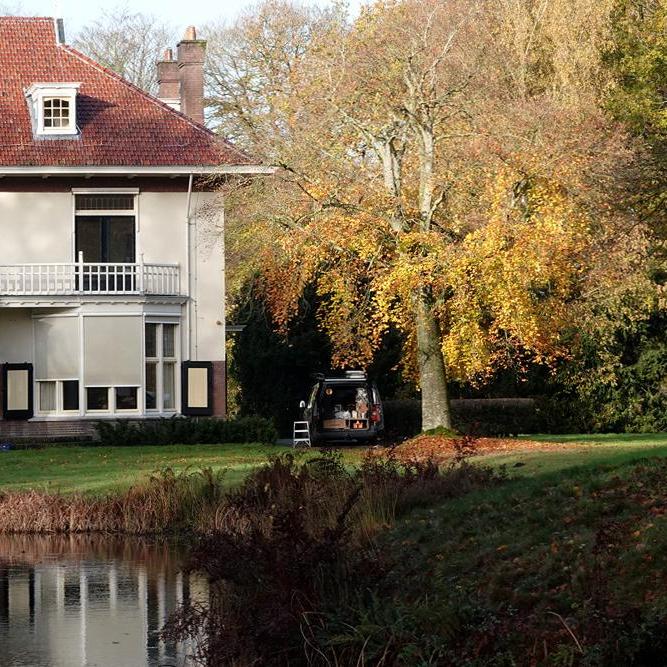 er zijn schilders aan het werk bij het gebouw