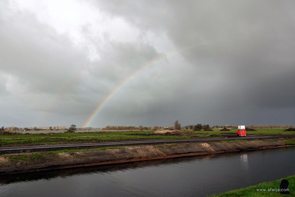 een regenboog boven de Panhuyspoel