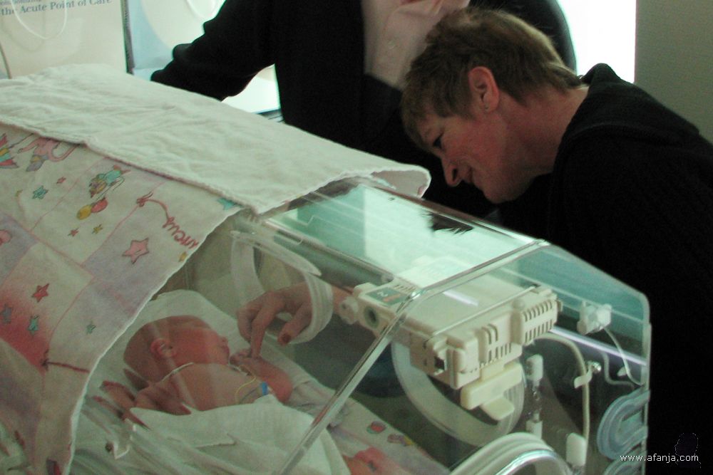 Aafje bij de couveuze van Tijmen