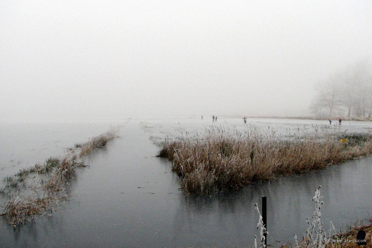 21 december 2007 - rechts in de verte schaatsers in de mist