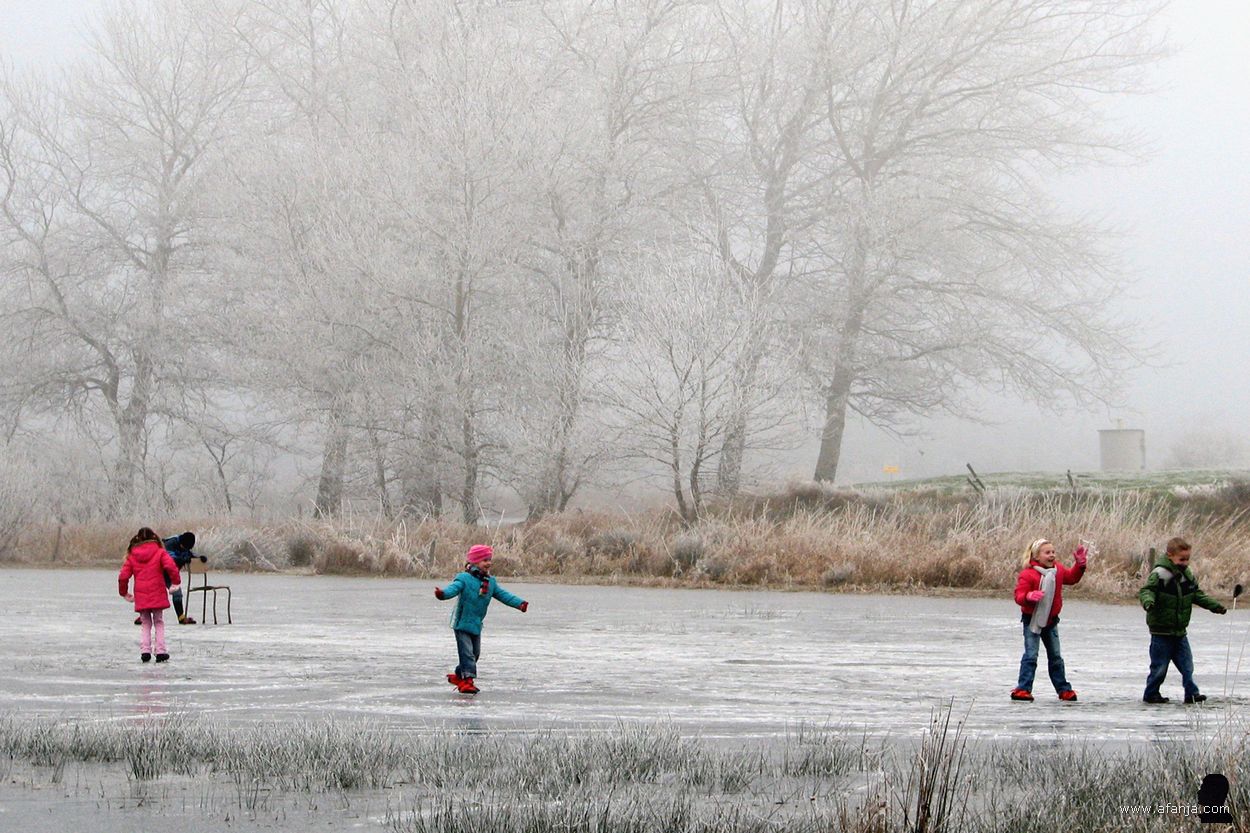 21 december 2007 - kleurrijke jonge schaatsers in de mist