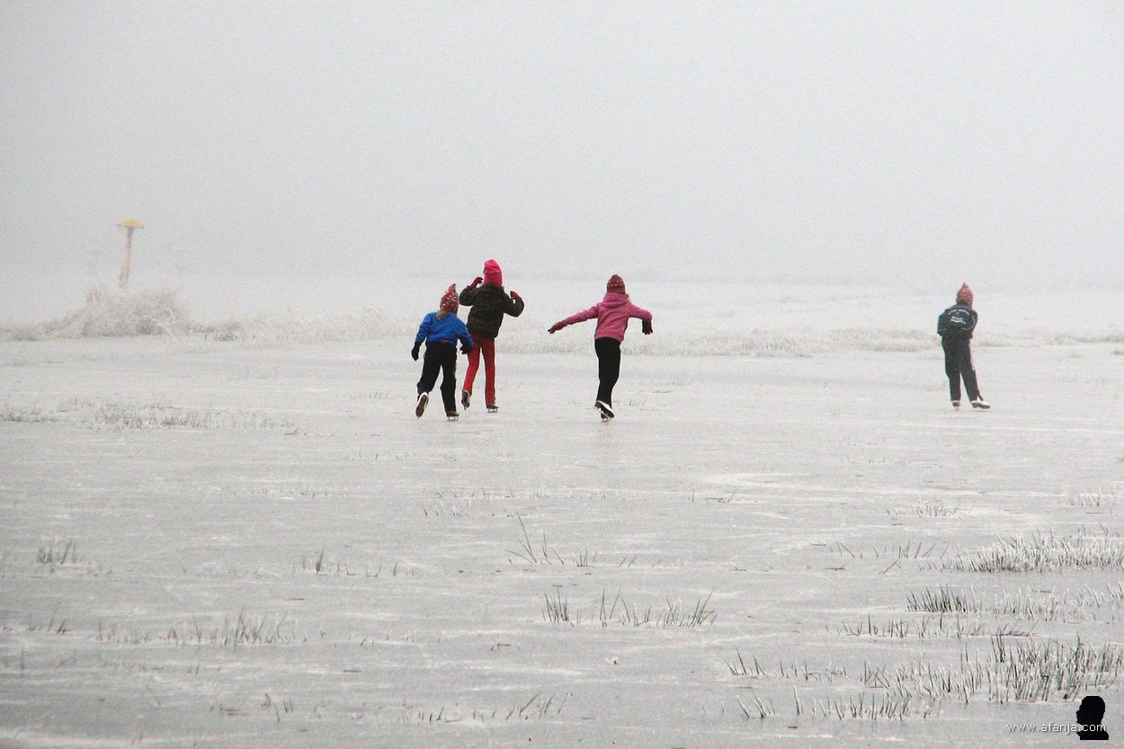 21 december 2007 - kleurrijke jonge schaatsers in de mist