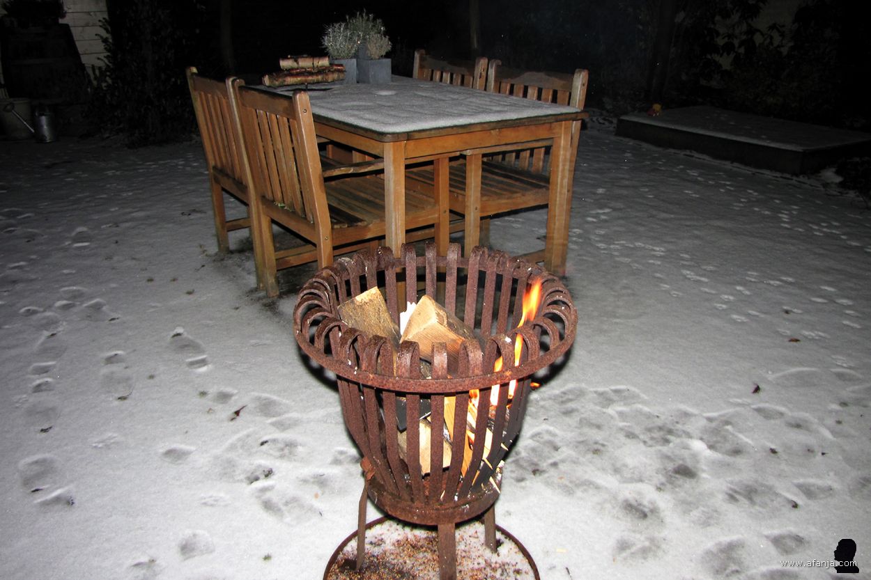 tweede kerstdag 2010 - vuurtje stoken in besneeuwde tuin