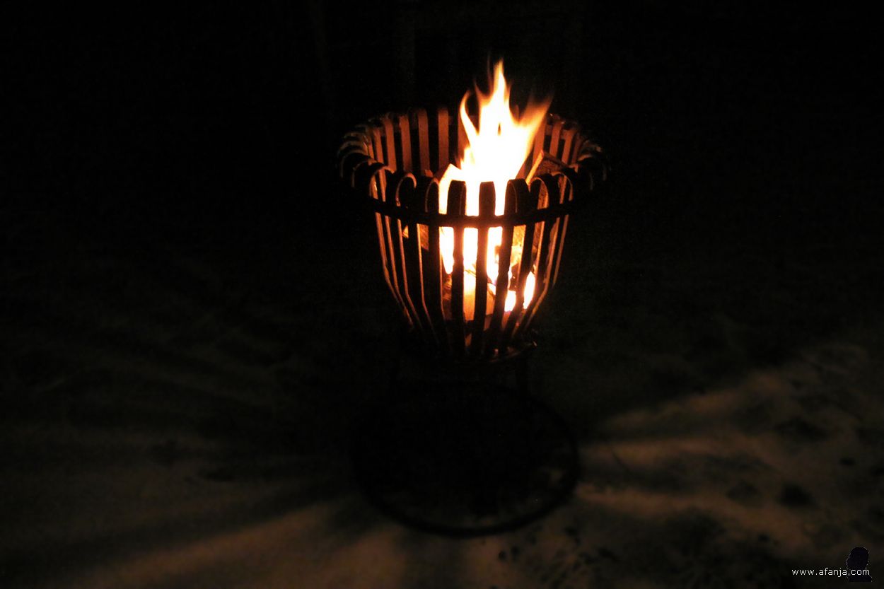 tweede kerstdag 2010 - vuurtje stoken in besneeuwde tuin