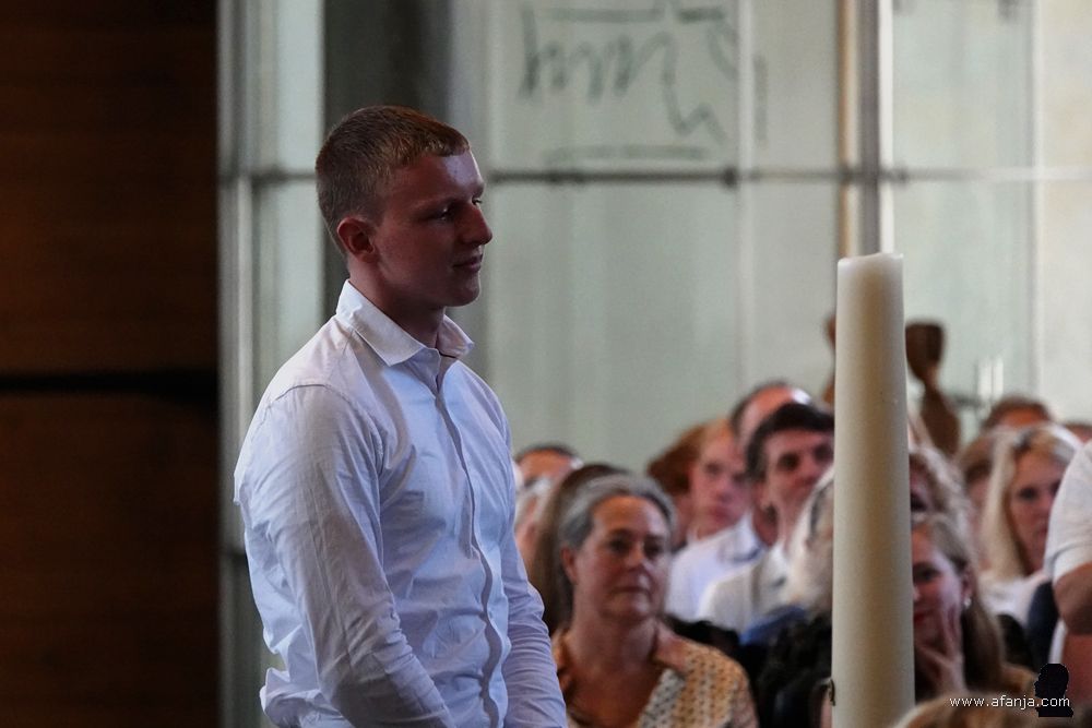 intussen is het couveusekindje uitgegroeid tot een gezonde jongeman die met zijn gymnasiumdiploma klaar is om de grote wereld in te stappen