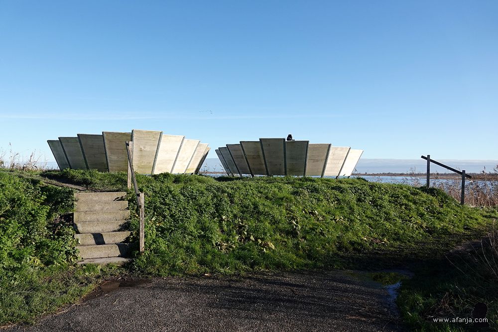 verhoogde zitbanken bij het Uitkijkpunt Ezumakeeg Noord