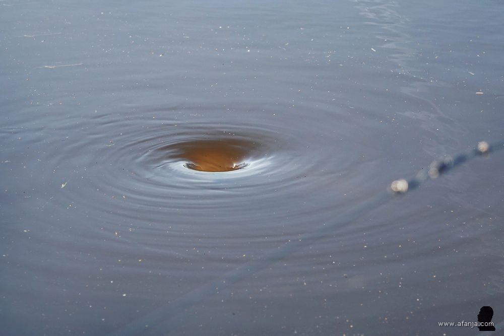een draaikolkje naar een duiker waarmee het water wordt afgevoerd