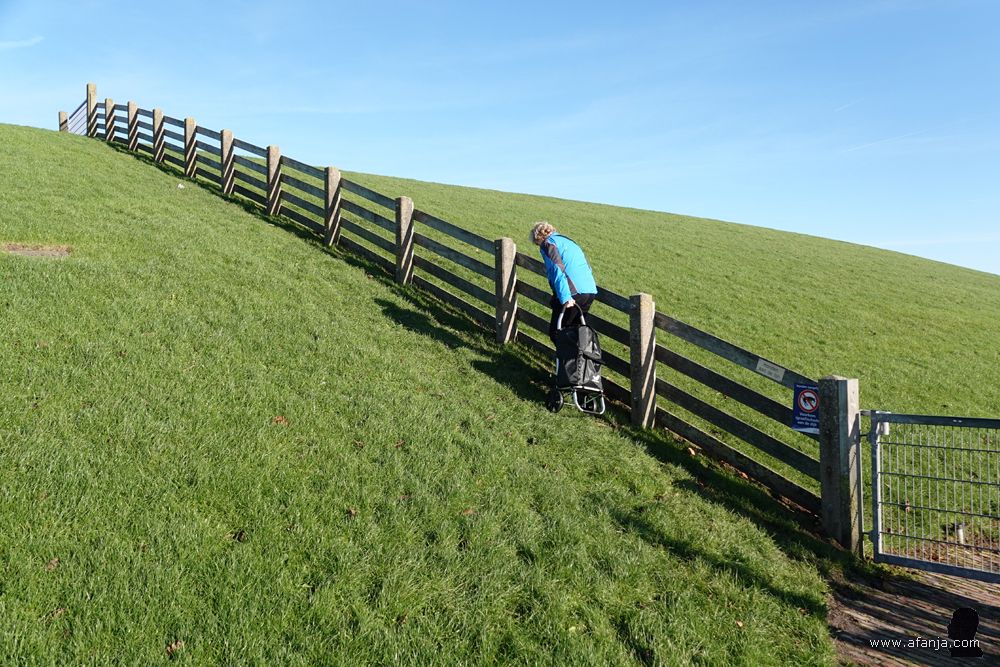 fotomaatje Jetske trekt haar nieuwe camerakoffer de dijk op