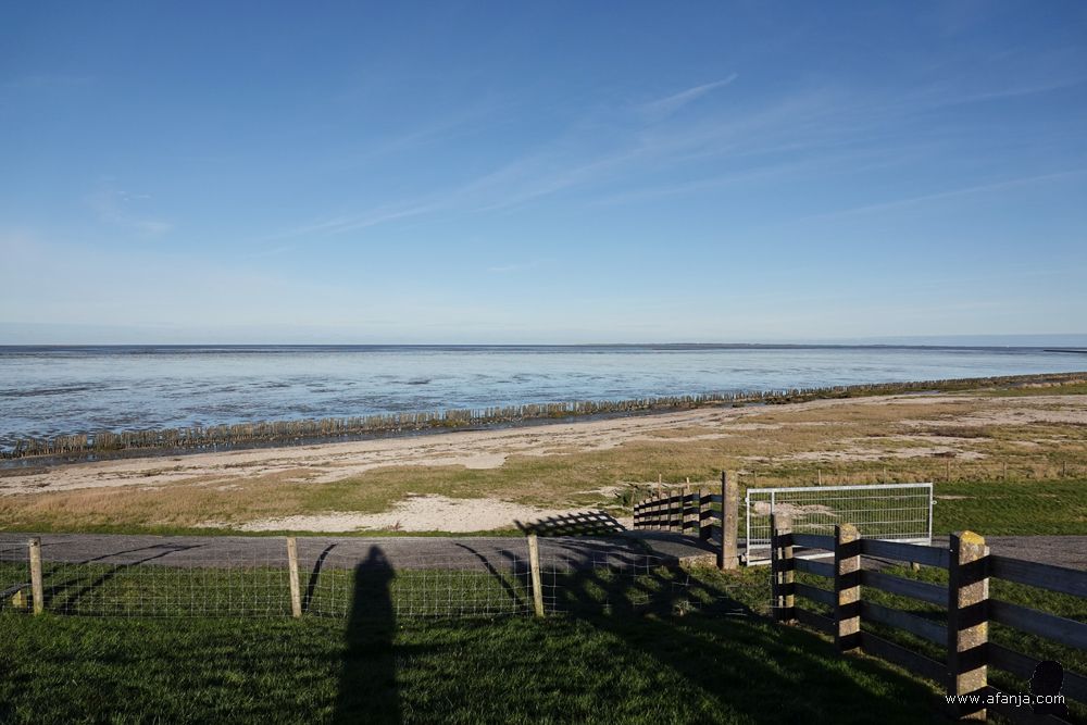 halverwege de dijk een blik op het Wad