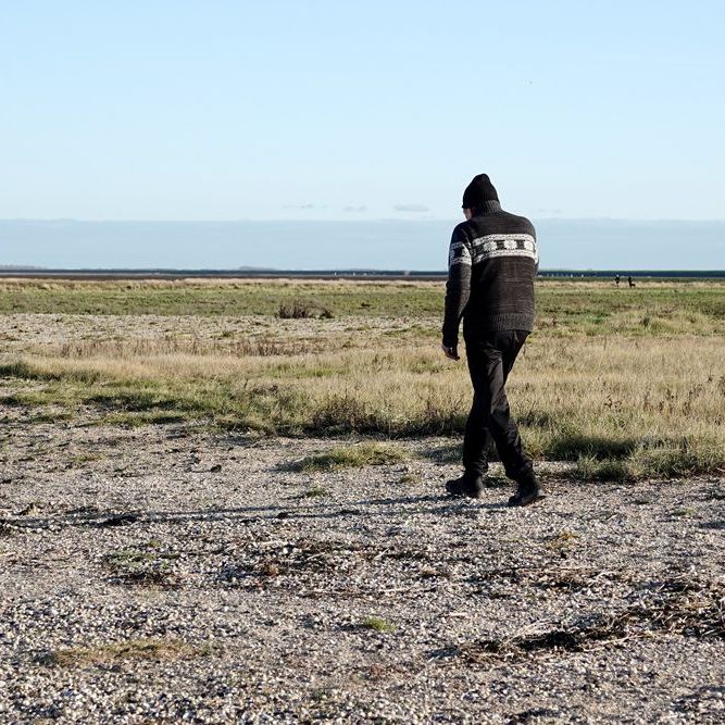 een passerende wandelaar