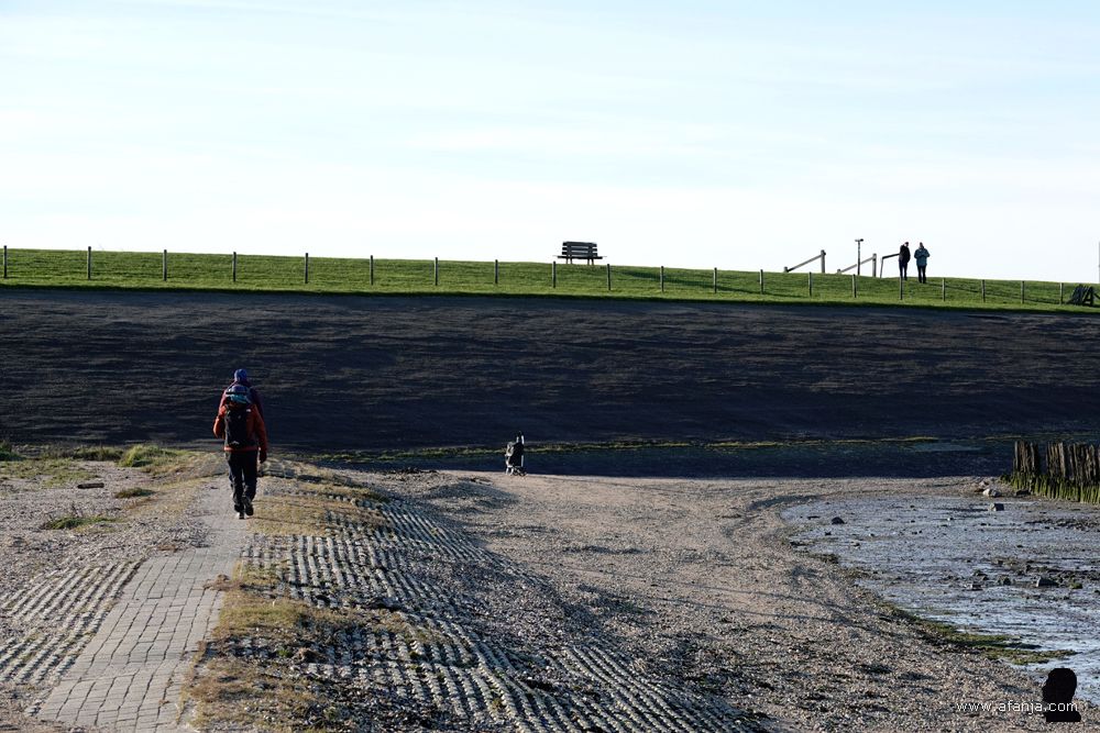 wandelend in de richting van de dijk