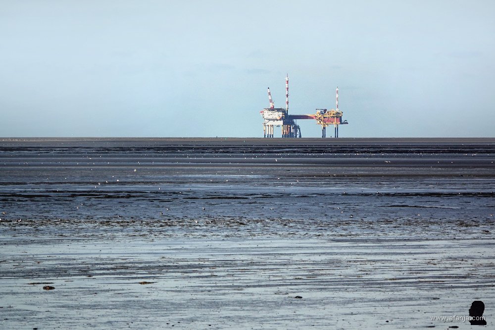 een gaswinningsplatform in de Waddenzee