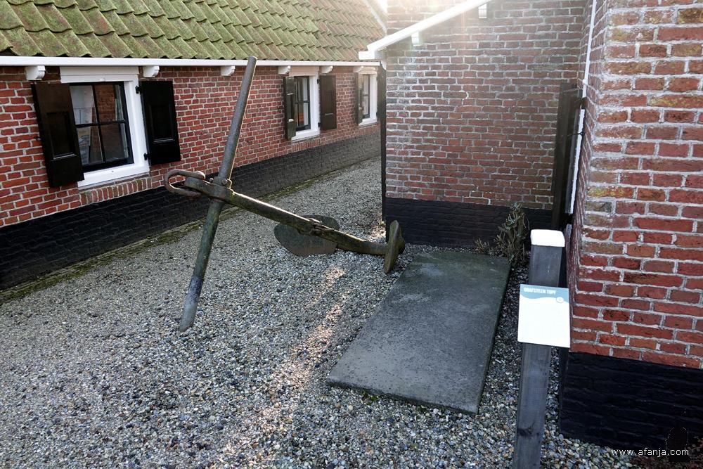 een anker bij de grafsteen van kapitein Topf van de schoener 'Sirene'