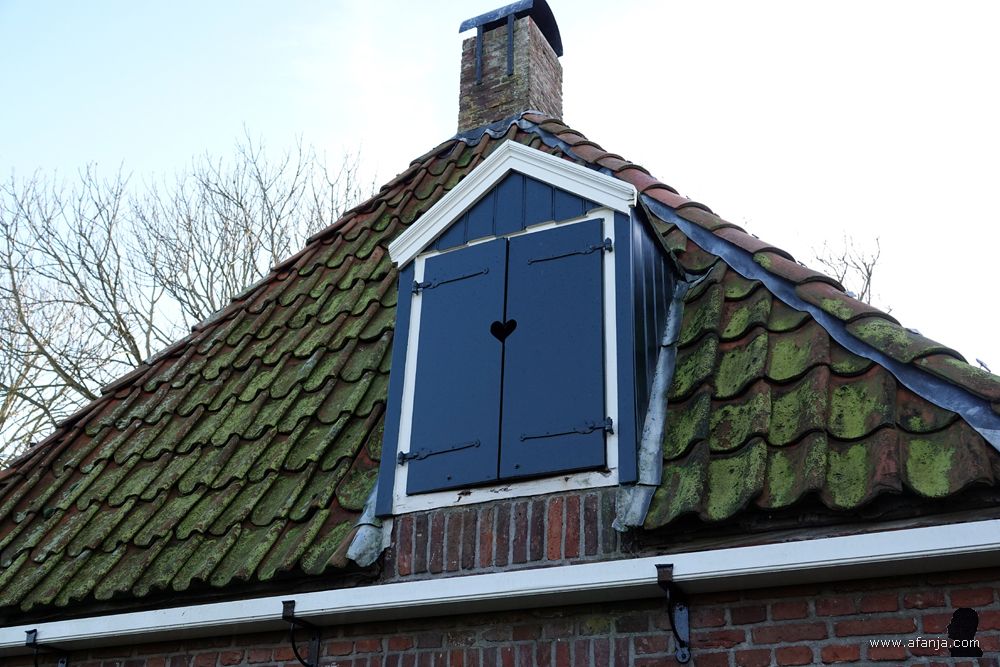 luiken met een hartje op de bovenverdieping