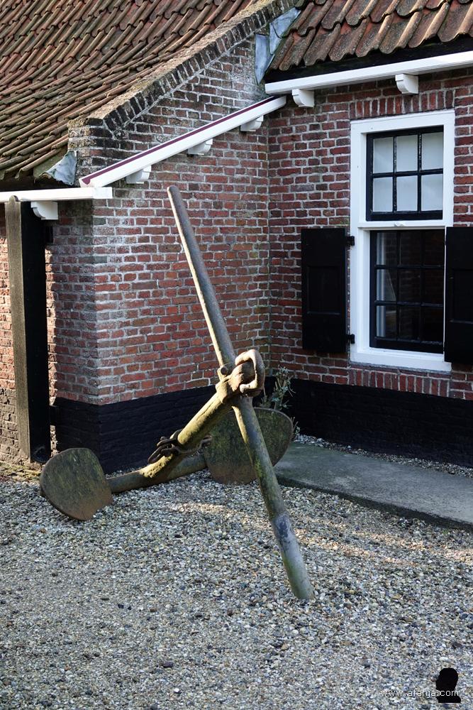 een anker bij de grafsteen van kapitein Topf van de schoener 'Sirene'