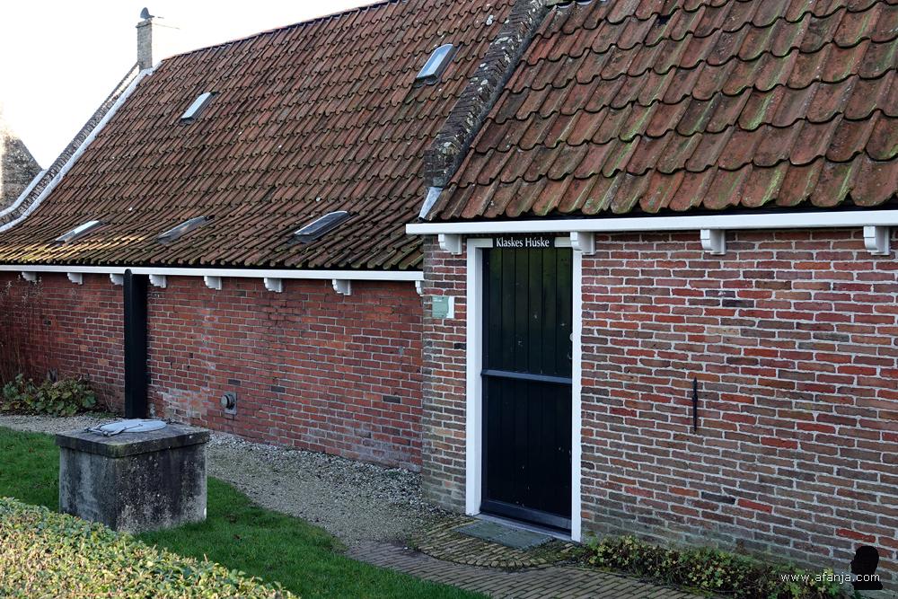 Klaskes Húske met een regenwaterput in het gras