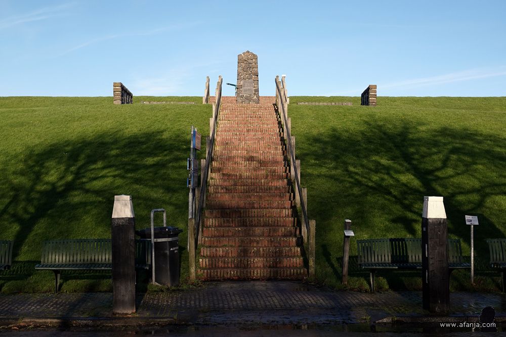 de trap naar het monument aan Zeedijk