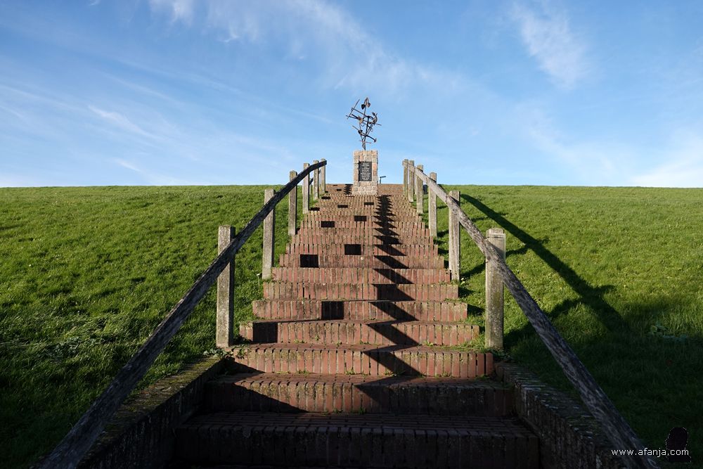 de trap naar het vissersmonument op de zeedijk bij Wierum