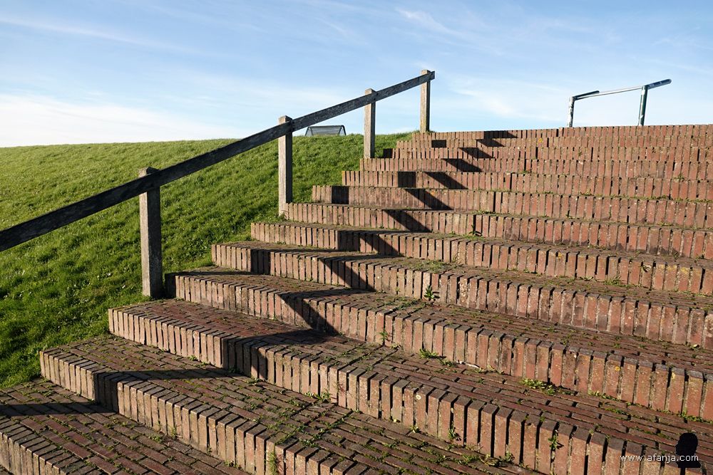 de trap naar de kruin van de zeedijk