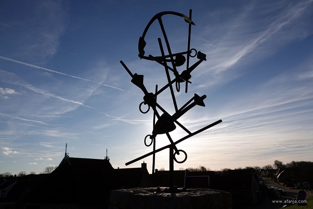 het vissersmonument op de dijk bij Wierum in tegenlicht